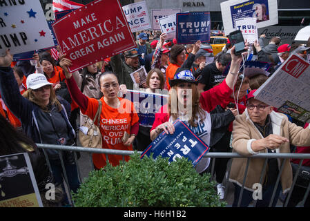 New York, États-Unis. 29 Oct, 2016. Plus d'une centaine de partisans du candidat présidentiel républicain Donald J. Trump se sont rassemblés sur le trottoir en face de Trump Tower sur la Cinquième Avenue de Manhattan. Le rallye a mis un accent particulier sur le soutien à M. Trump des communautés minoritaires et des femmes. © Albin Lohr-Jones/Pacific Press/Alamy Live News Banque D'Images