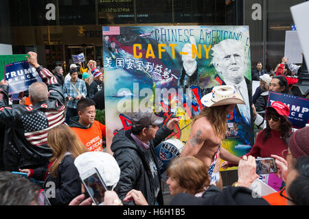 New York, États-Unis. 29 Oct, 2016. Plus d'une centaine de partisans du candidat présidentiel républicain Donald J. Trump se sont rassemblés sur le trottoir en face de Trump Tower sur la Cinquième Avenue de Manhattan. Le rallye a mis un accent particulier sur le soutien à M. Trump des communautés minoritaires et des femmes. © Albin Lohr-Jones/Pacific Press/Alamy Live News Banque D'Images