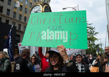 New York, États-Unis. 29 Oct, 2016. Plus d'une centaine de partisans du candidat présidentiel républicain Donald J. Trump se sont rassemblés sur le trottoir en face de Trump Tower sur la Cinquième Avenue de Manhattan. Le rallye a mis un accent particulier sur le soutien à M. Trump des communautés minoritaires et des femmes. © Albin Lohr-Jones/Pacific Press/Alamy Live News Banque D'Images