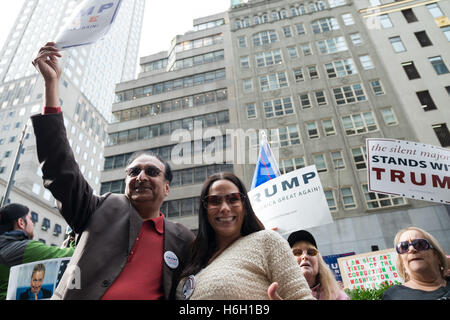 New York, États-Unis. 29 Oct, 2016. Plus d'une centaine de partisans du candidat présidentiel républicain Donald J. Trump se sont rassemblés sur le trottoir en face de Trump Tower sur la Cinquième Avenue de Manhattan. Le rallye a mis un accent particulier sur le soutien à M. Trump des communautés minoritaires et des femmes. © Albin Lohr-Jones/Pacific Press/Alamy Live News Banque D'Images