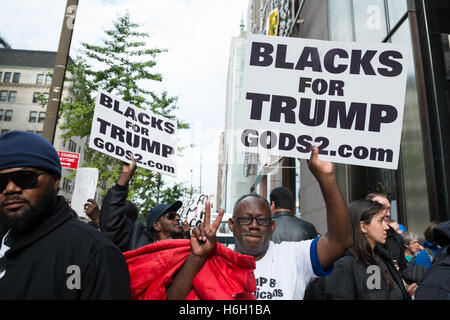 New York, États-Unis. 29 Oct, 2016. Plus d'une centaine de partisans du candidat présidentiel républicain Donald J. Trump se sont rassemblés sur le trottoir en face de Trump Tower sur la Cinquième Avenue de Manhattan. Le rallye a mis un accent particulier sur le soutien à M. Trump des communautés minoritaires et des femmes. © Albin Lohr-Jones/Pacific Press/Alamy Live News Banque D'Images