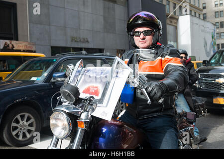 New York, États-Unis. 29 Oct, 2016. Plus d'une centaine de partisans du candidat présidentiel républicain Donald J. Trump se sont rassemblés sur le trottoir en face de Trump Tower sur la Cinquième Avenue de Manhattan. Le rallye a mis un accent particulier sur le soutien à M. Trump des communautés minoritaires et des femmes. © Albin Lohr-Jones/Pacific Press/Alamy Live News Banque D'Images