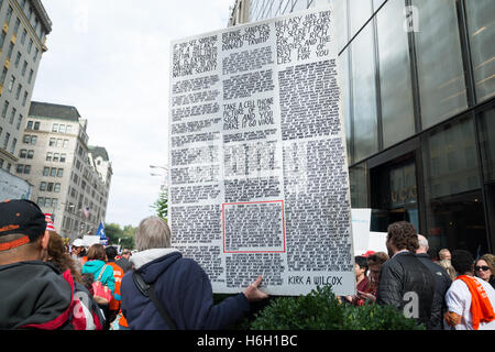 New York, États-Unis. 29 Oct, 2016. Plus d'une centaine de partisans du candidat présidentiel républicain Donald J. Trump se sont rassemblés sur le trottoir en face de Trump Tower sur la Cinquième Avenue de Manhattan. Le rallye a mis un accent particulier sur le soutien à M. Trump des communautés minoritaires et des femmes. © Albin Lohr-Jones/Pacific Press/Alamy Live News Banque D'Images