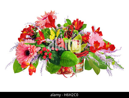 Arrangement de fleurs de lys, de girofle et d'orchidées dans la poitrine en carton sur blanc. Banque D'Images