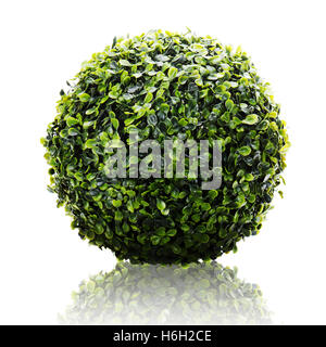 Sphère verte de gazon artificiel avec réflexion isolé sur fond blanc. Banque D'Images