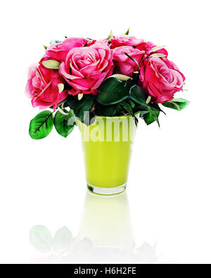 Bouquet de fleurs colorées de roses artificielles en centre arrangement vase isolé sur fond blanc Banque D'Images