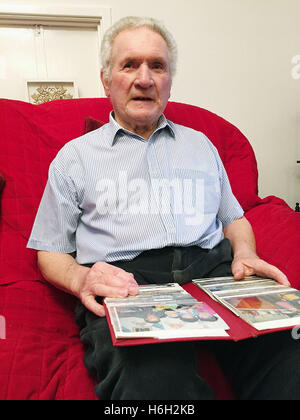 De 0001 SOUS EMBARGO LUNDI 31 OCTOBRE Raymond venus à son domicile, à Gateshead, comme Gateshead Health NHS Foundation Trust a présenté ses excuses pour le diagnostic de cancer manqué son épouse Jane Ann. Banque D'Images