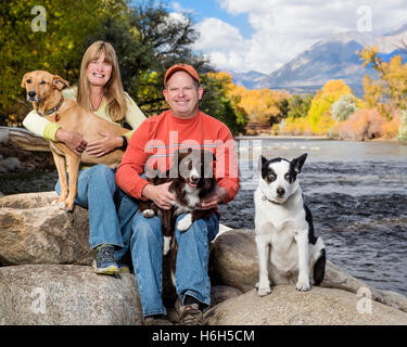 Portrait plein air de couple marié avec leurs trois chiens le long de la rivière Arkansas, Colorado, USA ; Salida Banque D'Images