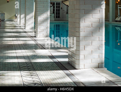 Abstraite de sun & ombres sur les carreaux d'intérieur entourant une piscine alimentée par une source ; Omni Bedford Springs Resort & Spa ; Bedford Banque D'Images