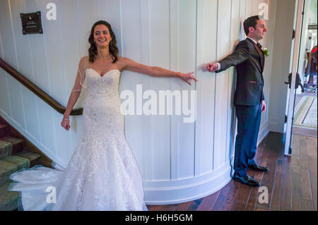 Mariée Mariage & marié avant le "first look" avant la cérémonie ; Omni Bedford Springs Resort & Spa ; Bedford ; California, USA Banque D'Images