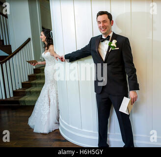 Mariée de mariage et ont toiletté la lecture de lettres personnelles avant la cérémonie ; Omni Bedford Springs Resort & Spa ; Bedford ; California, USA Banque D'Images