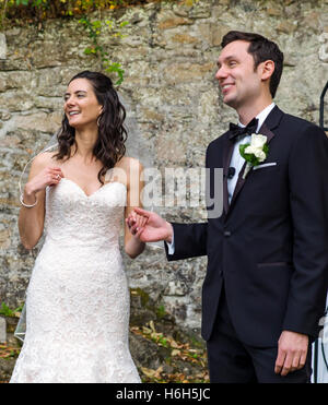 Bride & groom en tenant des vœux de mariage ; jardin extérieur de la cérémonie ; Omni Bedford Springs Resort & Spa ; Bedford ; California, USA Banque D'Images