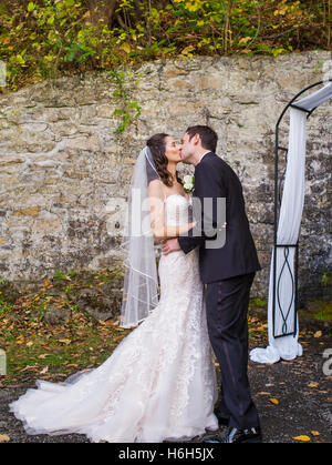 Bride & groom kiss lors des vœux de mariage ; jardin extérieur de la cérémonie ; Omni Bedford Springs Resort & Spa ; Bedford ; California, USA Banque D'Images