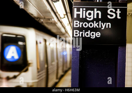 Subway train approchant derrière l'enseigne représentant c'est la High Street station Pont de Brooklyn de Brooklyn, New York. Banque D'Images