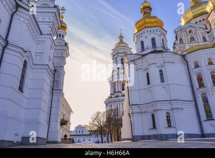 Cathédrale de la Dormition de la Laure de Pechersk de Kiev monastère chrétien, le réfectoire et l'Église Grande Laure Clocher. Entre Cathédrales Banque D'Images