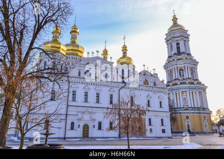 Cathédrale de la Dormition du monastère de la Laure de Pechersk de Kiev et grande Laure clocher baroque ukrainien en hiver, Banque D'Images