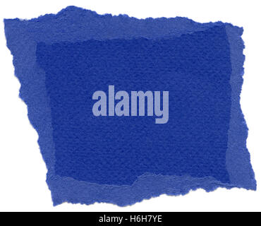 La texture du papier fibre bleu nuit avec bords déchirés. Isolé sur fond blanc. Scanné à 2400dpi à l'aide d'un scanner professionnel Banque D'Images
