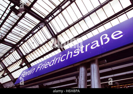 C'est signer décrivant la station Friedrichstrasse de Berlin dans le chemin de fer. Banque D'Images