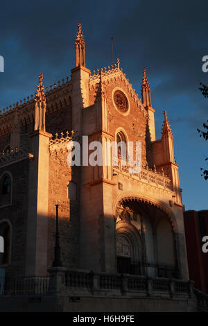 Vieille église à Madrid au coucher du soleil sous les nuages sombres avec sunbeam Banque D'Images