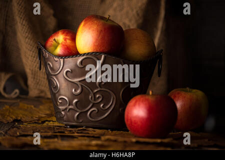 Les pommes en métal en difficulté avec des lames. L'éclairage tamisé. Banque D'Images