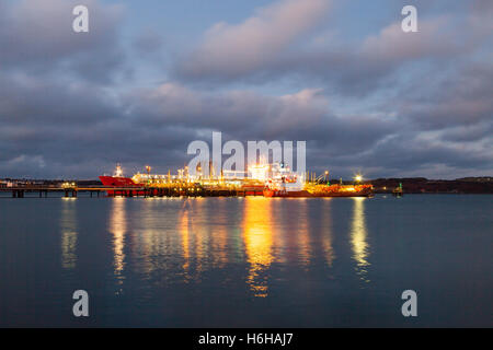 Les pétroliers à la borne Valero sur Milford Haven, Pembroke Banque D'Images