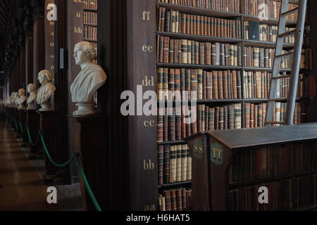 La célèbre vieille bibliothèque du Trinity College de Dublin, l'Université de Dublin, en République d'Irlande. Banque D'Images