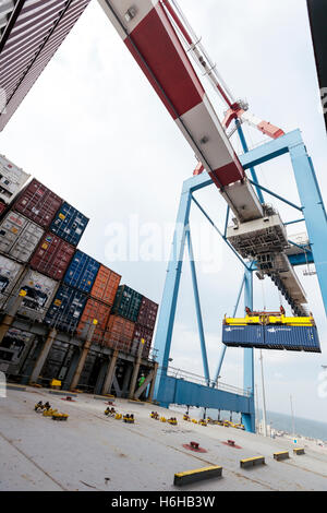 ASHDOD, ISRAËL - 12 octobre : un cargo ship d'être chargés par une grue avec des conteneurs dans un port commercial à Ashdod, Israël le Banque D'Images