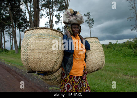 Un villageois congolais transportant de grands paniers de paille dans la province du Nord-Kivu en République démocratique du Congo en Afrique Banque D'Images