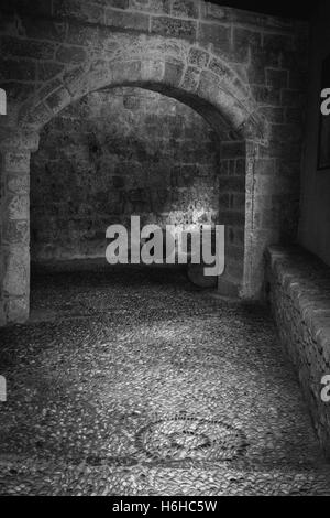 Passage médiéval avec arch dans vieille ville l'île de Rhodes, Grèce Banque D'Images