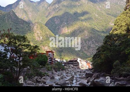 Le rocher jaillit la rivière Willkanuta pendant la saison sèche hivernale, menant à la ville d'Aguas Calientes située à la base du Machu Picchu. Banque D'Images