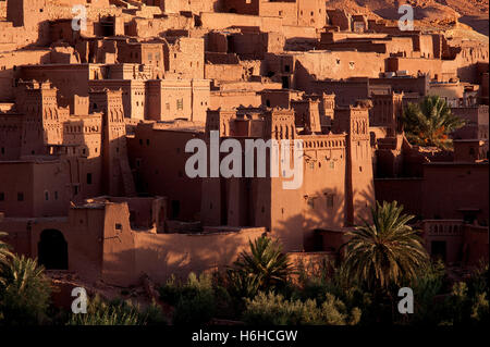 Ait Benhaddou, Maroc : la ville fortifiée ou ksar, un site du patrimoine mondial, illuminé au lever du soleil au Maroc, les zones arides montagnes de l'Atlas. Banque D'Images