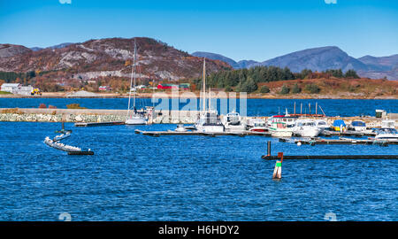 Motor yachts et bateaux amarrés dans la marina de Brekstad, Norvège Banque D'Images