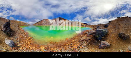 Panorama 360° avec le vert émeraude et des lacs sulfureux volcanio Mt Tongariro, Parc National de Tongariro, Manawatu-Wanganui Banque D'Images