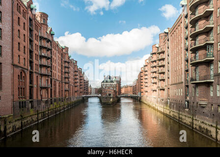 Speicherstadt, plus grand quartier d'entrepôts dans le monde, les entrepôts le long de château à douves, Poggenmühle Flotte, Hambourg, Allemagne Banque D'Images