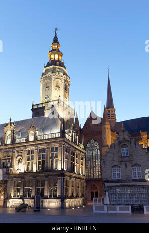 Palais de Justice, et Beffroi Sint-Walburgakerk sur la place du grand marché au crépuscule, UNESCO World Heritage Site, Veurne Banque D'Images