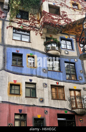 Détail de façade colorée de maison Hundertwasser, Hundertwasserhaus, immeuble, Vienne, Autriche, Europe Banque D'Images