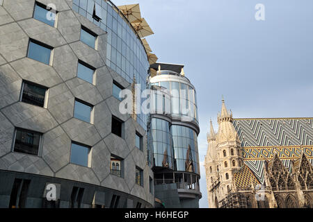 Contraste de controverse et bâtiment postmoderne Haas-Haus quartier gothique la cathédrale St Stephen, Stephansdom, Vienne, Autriche Banque D'Images