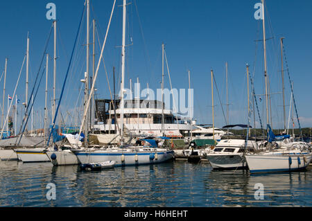 Bateaux dans le port, Pula, Istrie, Croatie, Europe Banque D'Images