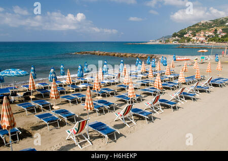 Transats sur la plage de Porto Maurizio, Imperia, Riviera, Ligurie, Italie, Europe Banque D'Images