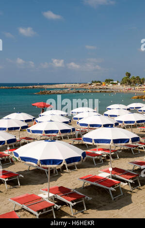 Des chaises longues et des parasols sur la plage de Porto Maurizio, Imperia, Riviera, Ligurie, Italie, Europe Banque D'Images