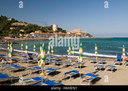 Transats sur la plage de Porto Maurizio, Imperia, Riviera, Ligurie, Italie, Europe Banque D'Images