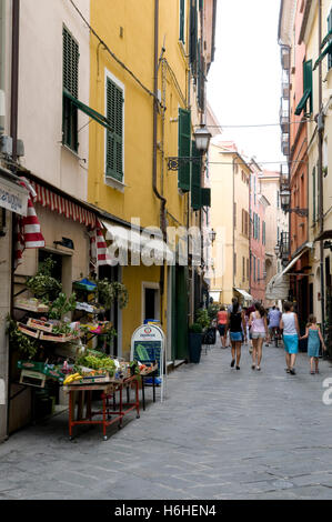 Ruelle étroite dans la ville historique d''Alassio, Riviera Italienne, Ligurie, Italie, Europe Banque D'Images