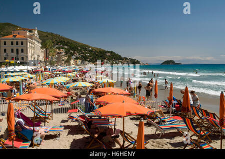 Des parasols sur la plage, Alassio, Riviera Italienne, Ligurie, Italie, Europe Banque D'Images