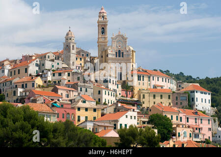 L'église baroque de San Giovanni Battista dans la ville historique, Cervo, Riviera, Ligurie, Italie, Europe Banque D'Images