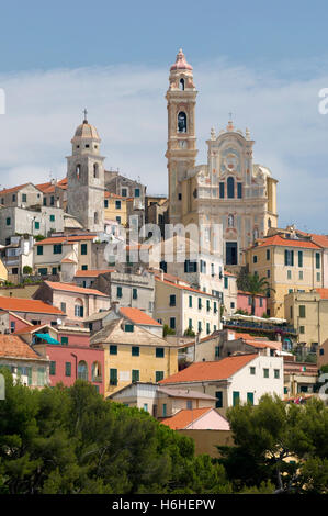 L'église baroque de San Giovanni Battista dans la ville historique, Cervo, Riviera, Ligurie, Italie, Europe Banque D'Images