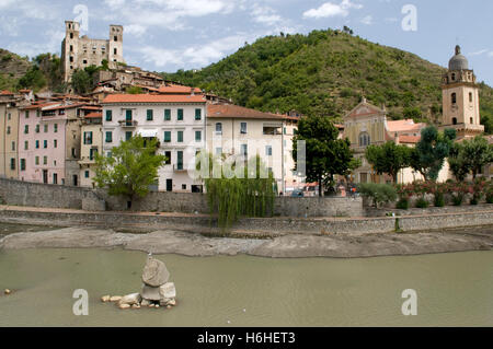 Église paroissiale de Sant'Antonio Abate et Castello Doria dans le centre historique de la ville, village de montagne de la Vallée Nervia Dolceacqua, Banque D'Images