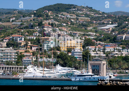 Port et vue sur la vieille ville, San Remo, d'Azur, Ligurie, Italie, Europe Banque D'Images