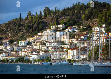 Marina de l'île de Poros sur un jour nuageux. Banque D'Images