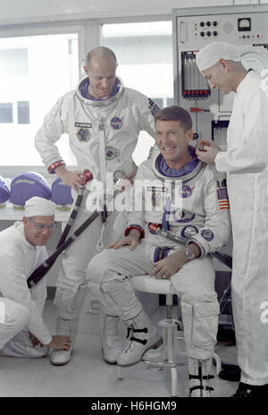 Gemini de la NASA VI premier équipage les astronautes Thomas P. Stafford (à gauche) et Wally Schirra passer par des exercices aide en prévision de la mission Gemini 6, 1965 lancement le 20 octobre. Banque D'Images