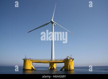 Une éolienne WindFloat est assis sur une base flottante sur un parc éolien offshore le 8 juillet 2013 dans Povoa de Varzim, Portugal. Banque D'Images